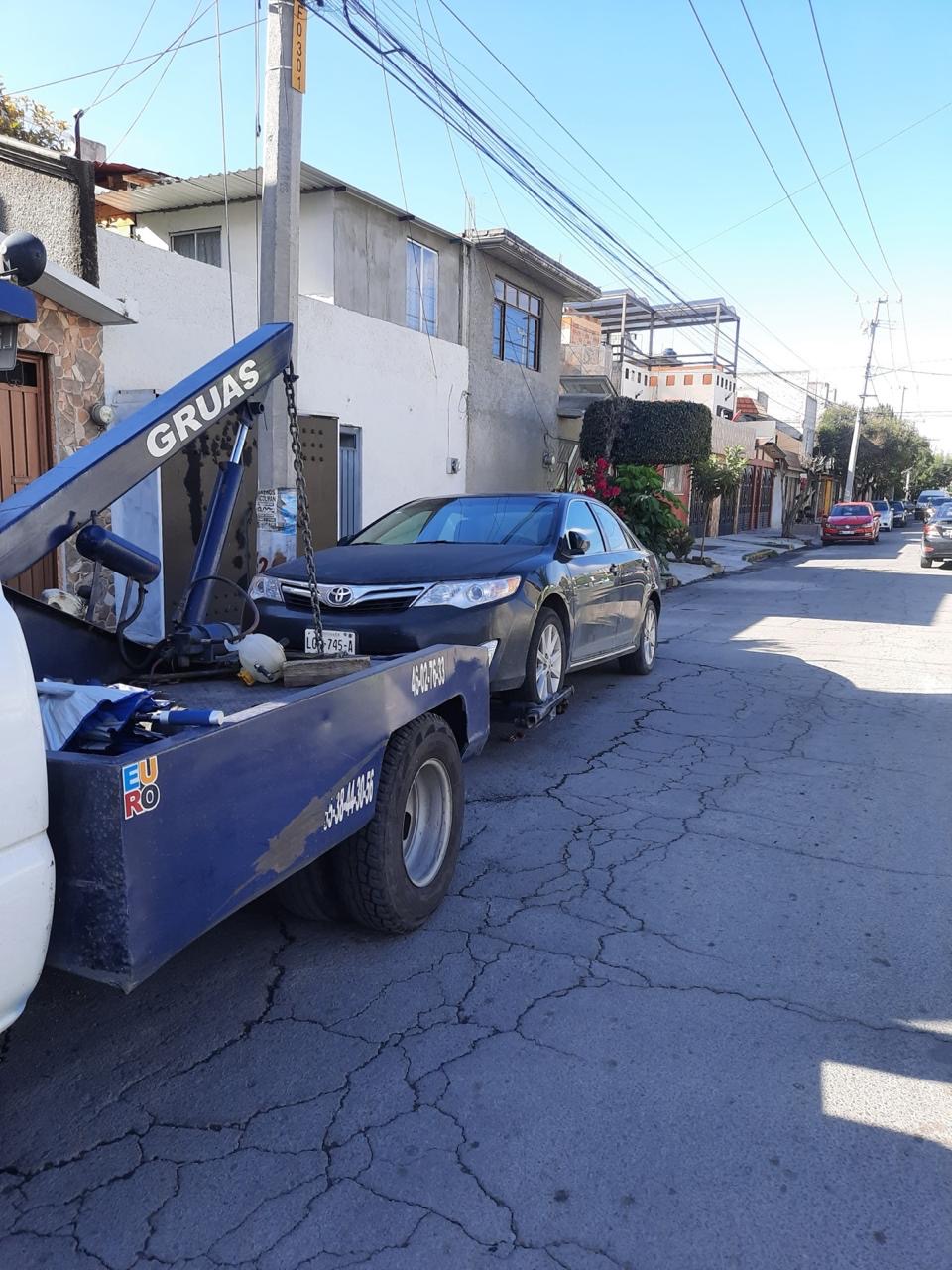 Grúa de arrastre con vehículo