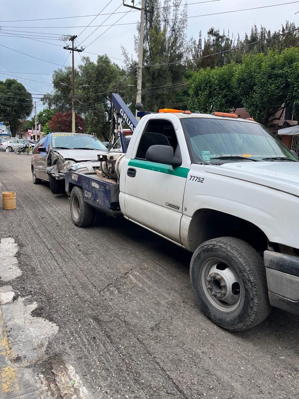 Grúa trabajando con vehículo